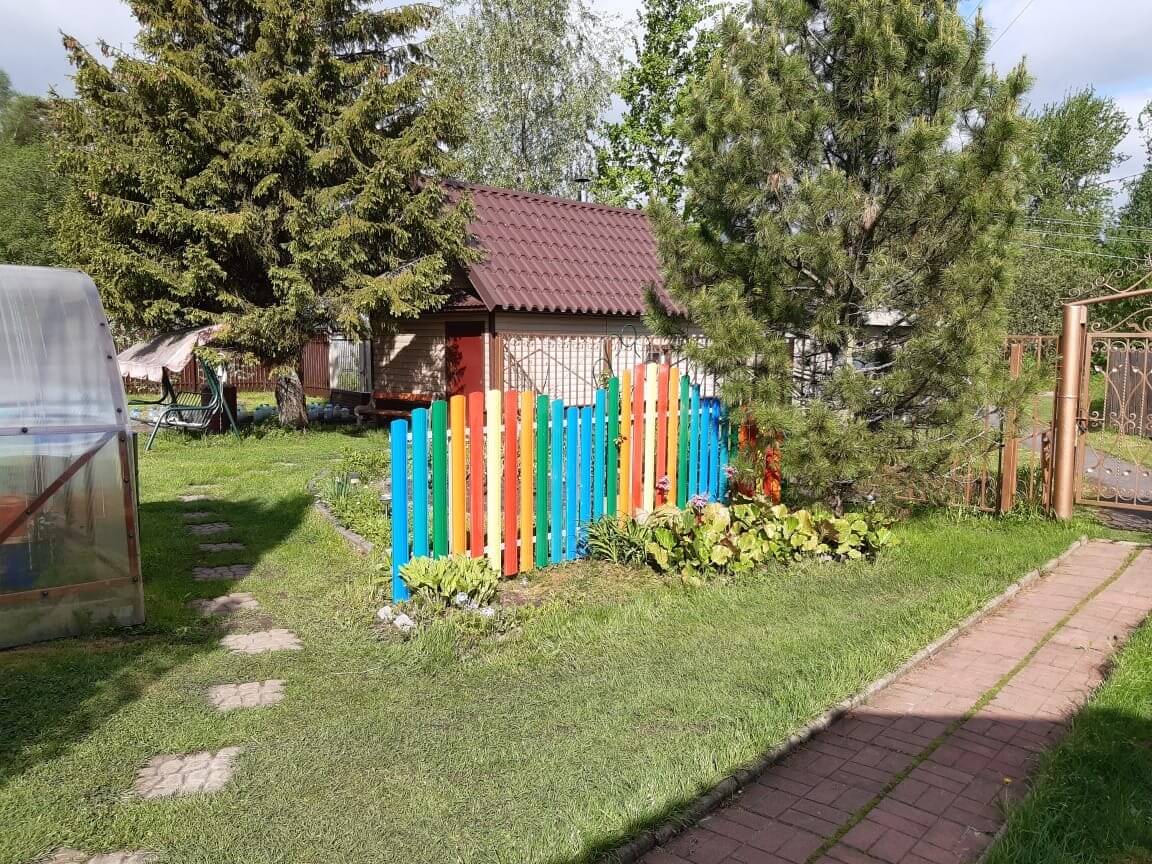забор из разноцветного штакетника односторонний фото2 в Новосибирске