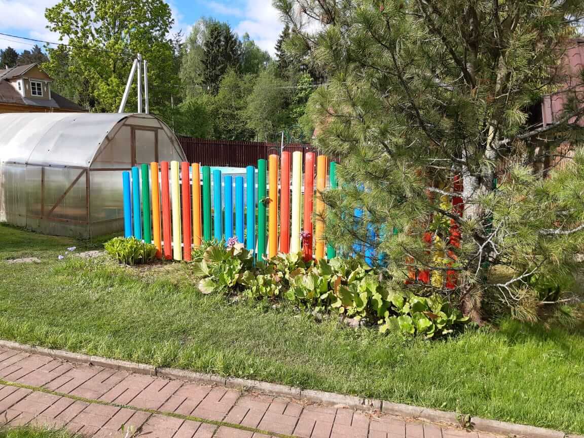 забор из разноцветного штакетника односторонний фото1 в Новосибирске