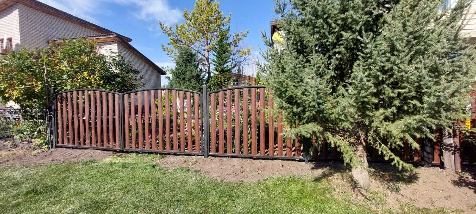 забор из штакетника каштан красный фото4 в Новосибирске