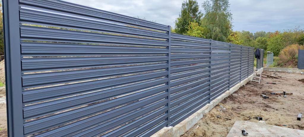 забор из штакетника ral7024/7024 серый графит двусторонний фото8 в Новосибирске
