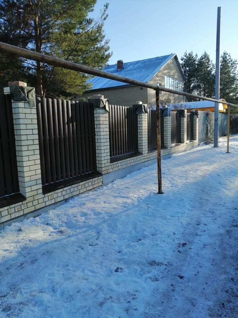 Забор из штакетника RAL8017 Шоколад в Новосибирске
