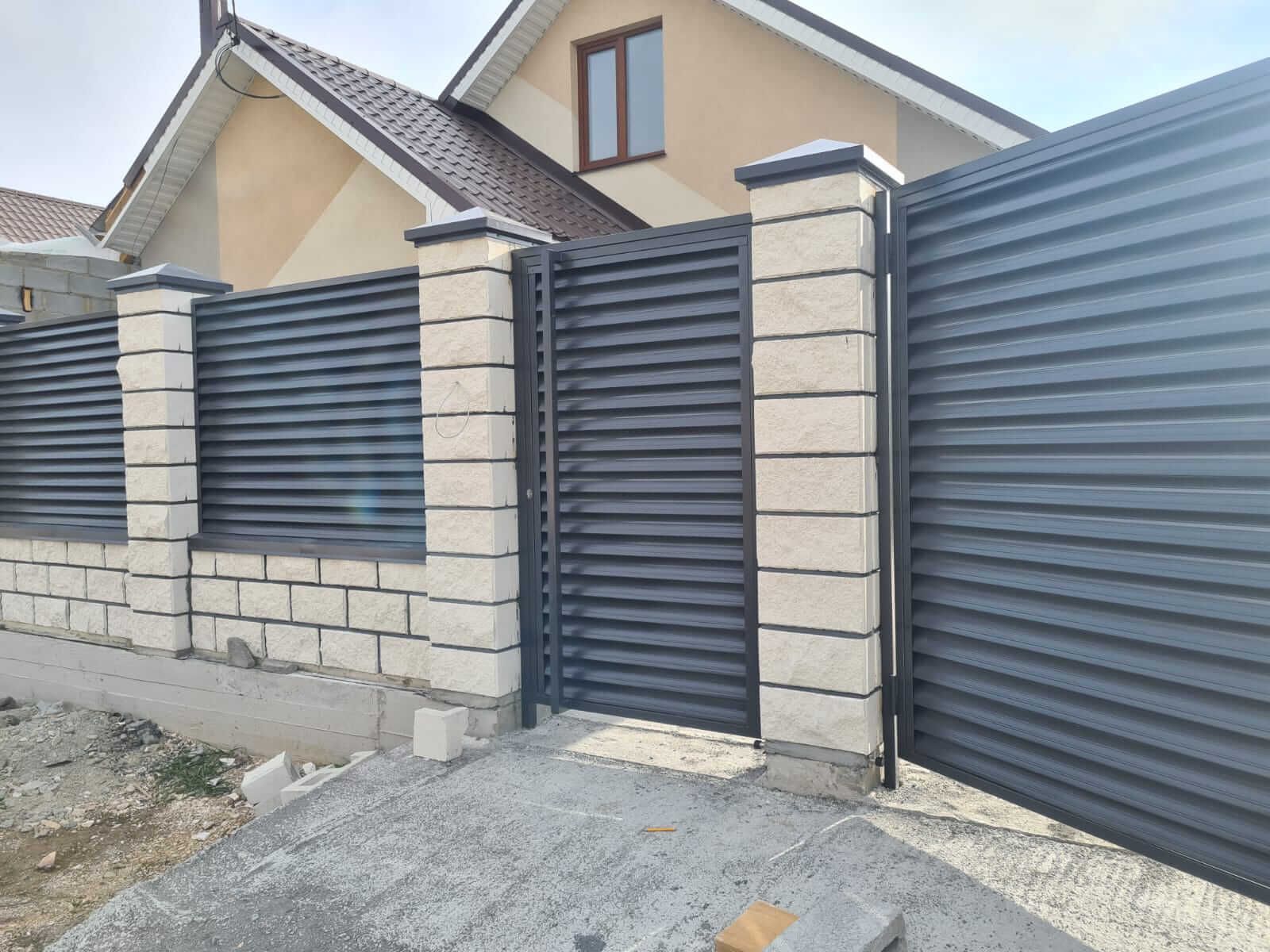 Забор из ламелей Еврожалюзи 38м RAL7024/7024 Серый Графит двусторонний фото 1 в Новосибирске