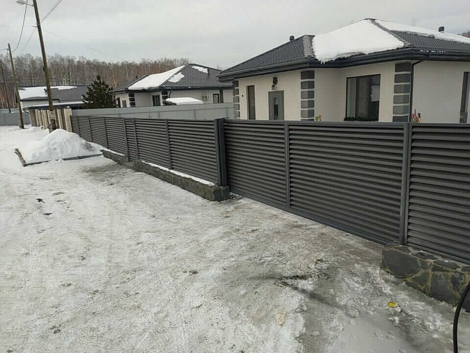 Забор-жалюзи с входной группой 26м RAL7024 Серый Графит МАТТЕ фото 1 в Новосибирске