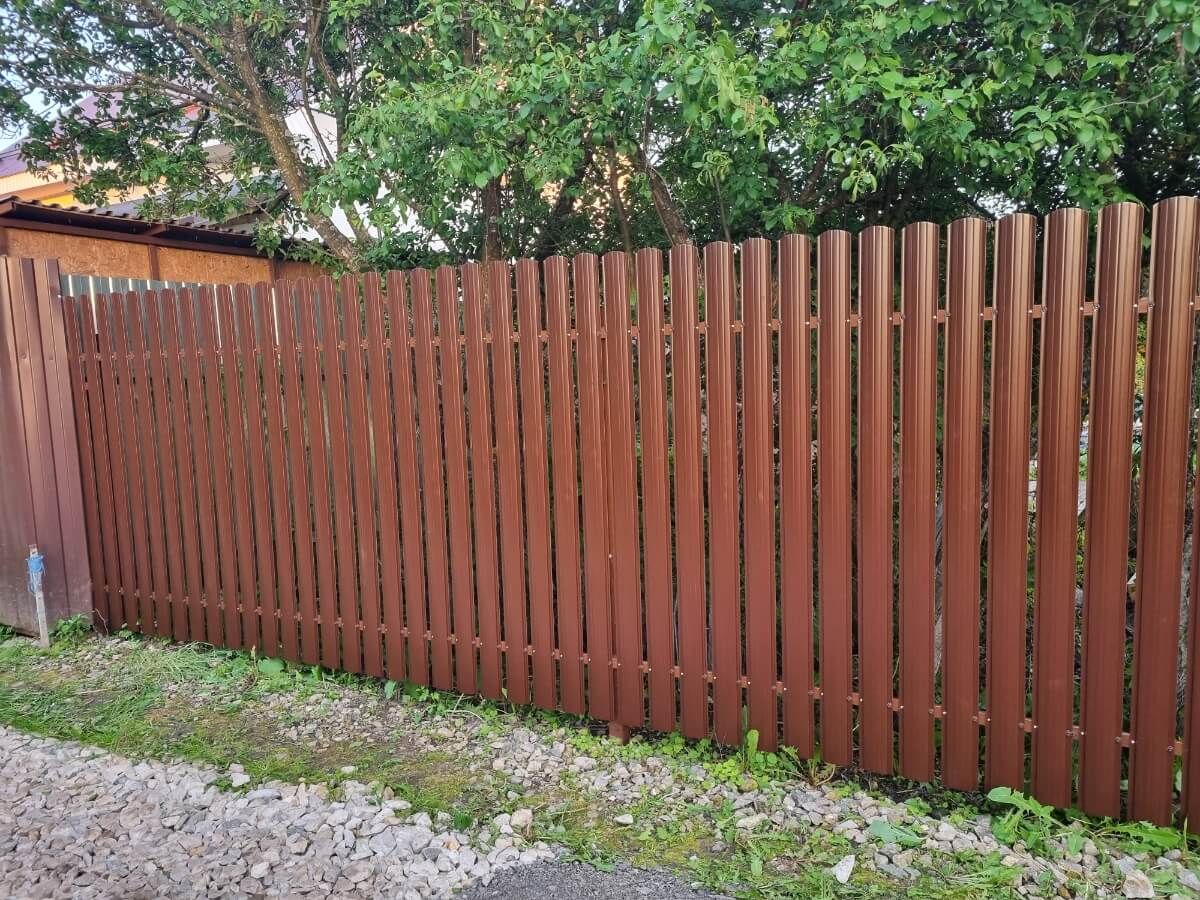 Забор из полукруглого штакетника 16м RAL8017/RAL8017 Шоколад 2-х сторонний в Новосибирске