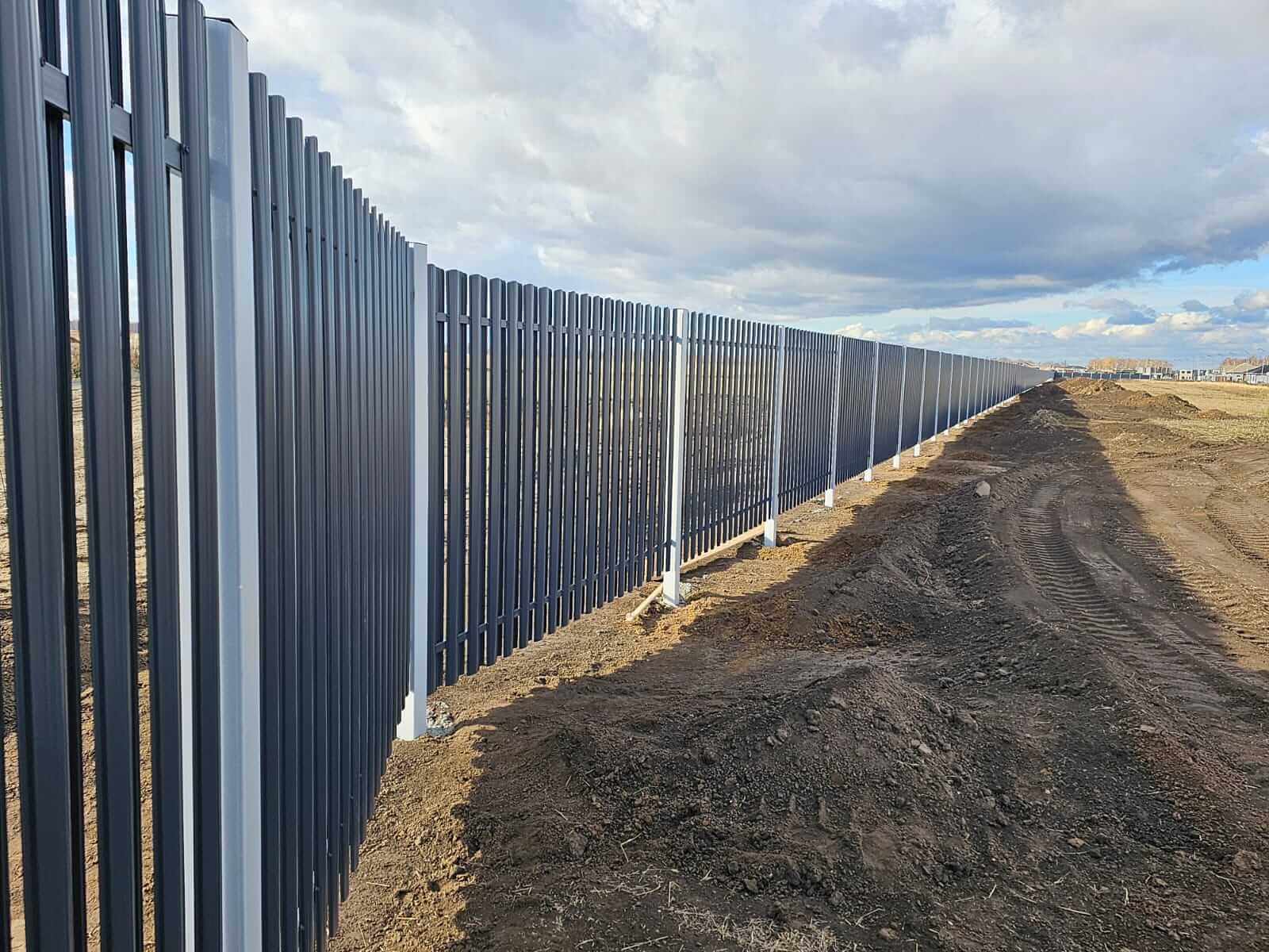 Забор из евроштакетника 234м RAL7024/7024 Серый Графит двусторонний фото 4 в Новосибирске