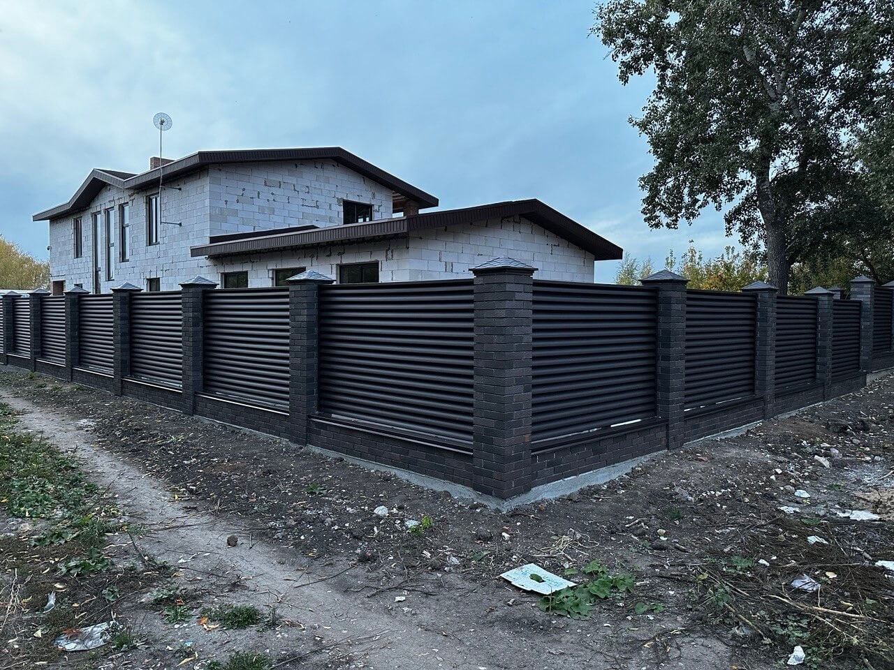 Забор из ламелей Еврожалюзи 38м RAL8019/8019 Темный Шоколад двусторонний MATTE фото 2 в Новосибирске
