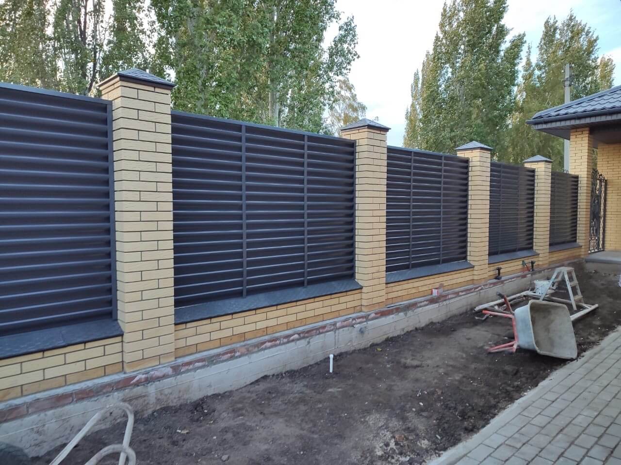 Забор-жалюзи с ламелями Еврожалюзи 16м RAL7024/7024 Серый Графит двусторонний фото 3 в Новосибирске