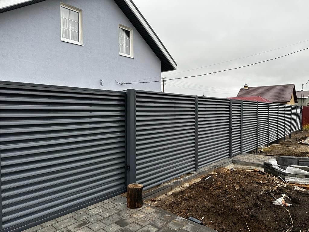 Забор-жалюзи из ламелей Еврожалюзи 28м RAL7024/7024 Серый Графит двусторонний в Новосибирске