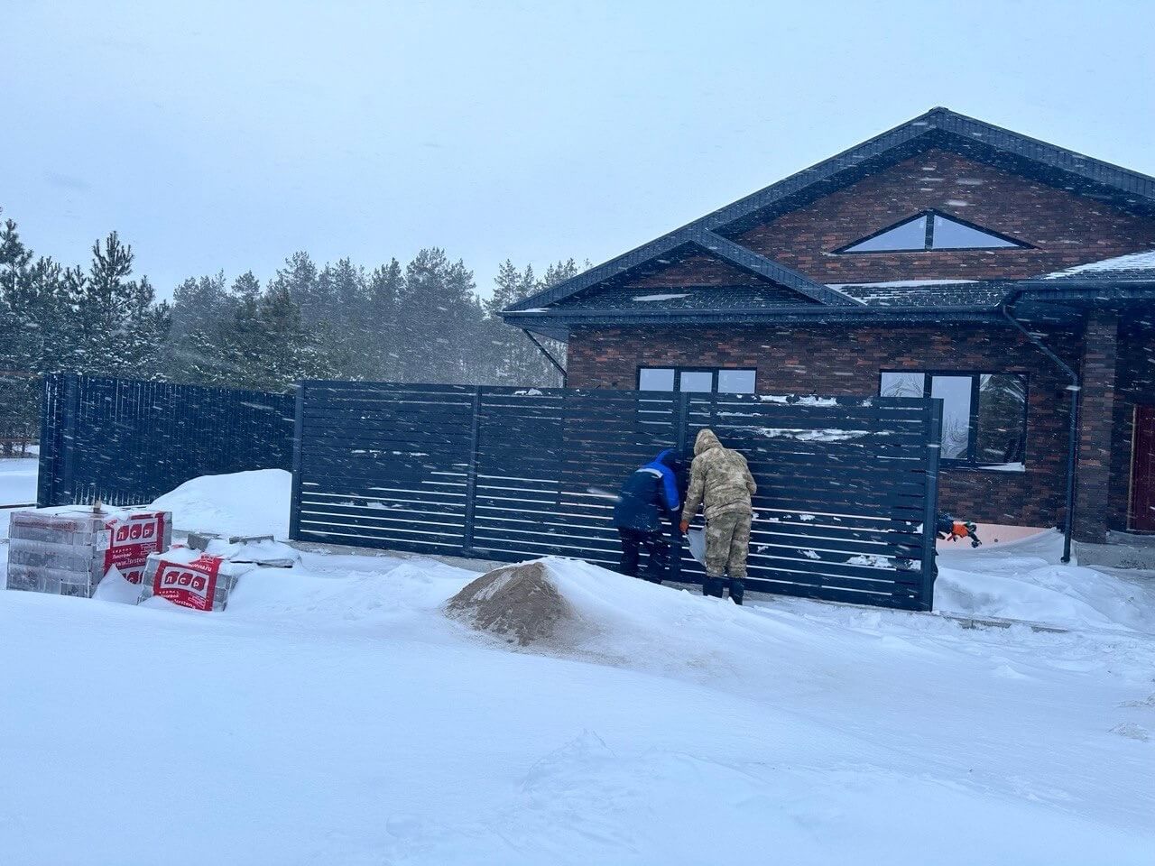 Забор-ранчо из металлопланкена 26м RAL7024 Серый Графит МАТТЕ фото 1 в Новосибирске