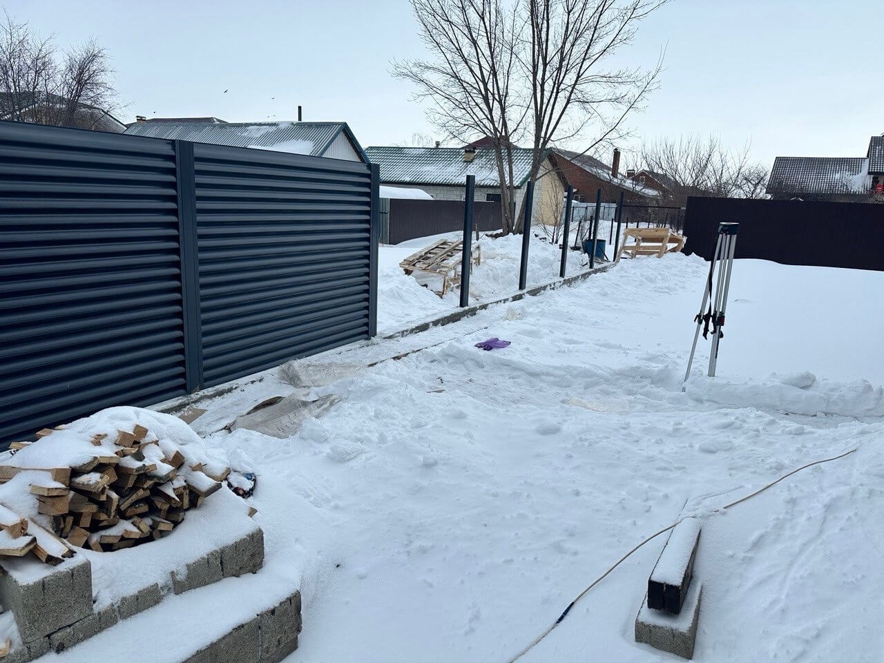 Забор-жалюзи из ламелей Еврожалюзи 32м RAL7024/7024 Серый Графит двусторонний фото 3 в Новосибирске