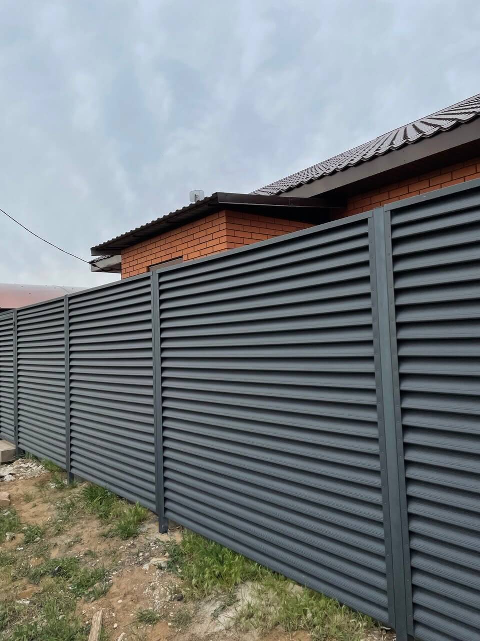 Забор из ламелей еврожалюзи 24м RAL7024 Серый Графит МАТТЕ в Новосибирске