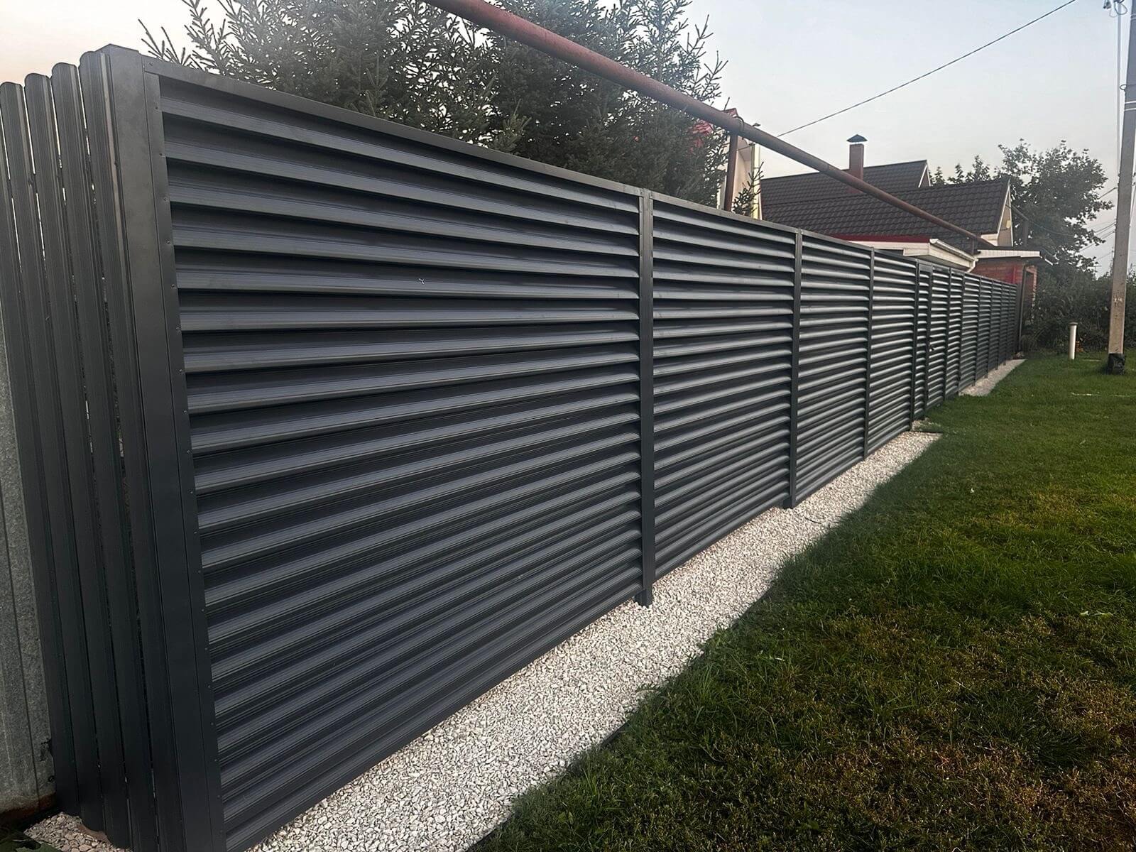 Забор из ламелей Еврожалюзи 26м RAL7024/7024 Серый Графит двусторонний фото 4 в Новосибирске