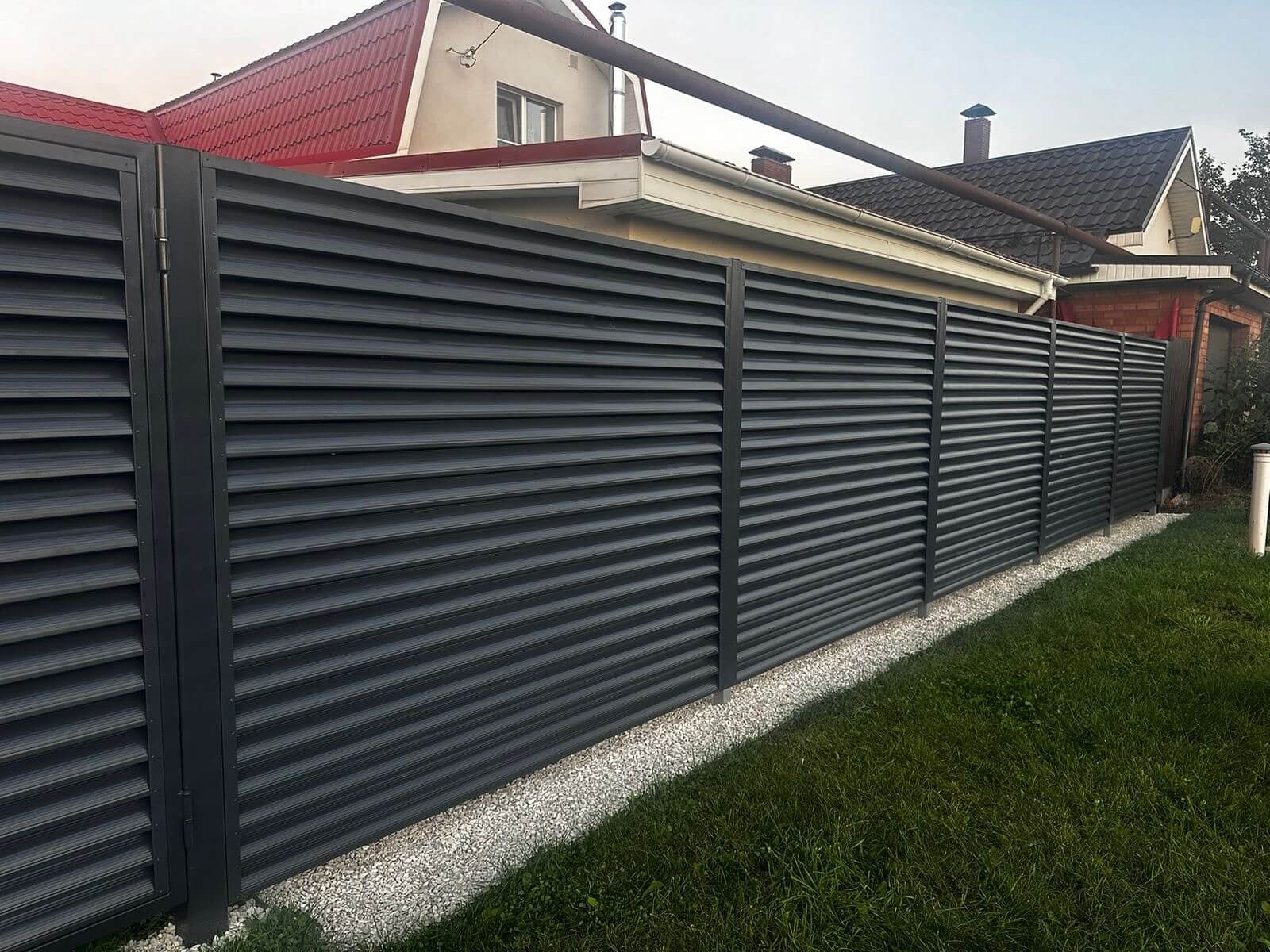Забор из ламелей Еврожалюзи 26м RAL7024/7024 Серый Графит двусторонний фото 3 в Новосибирске