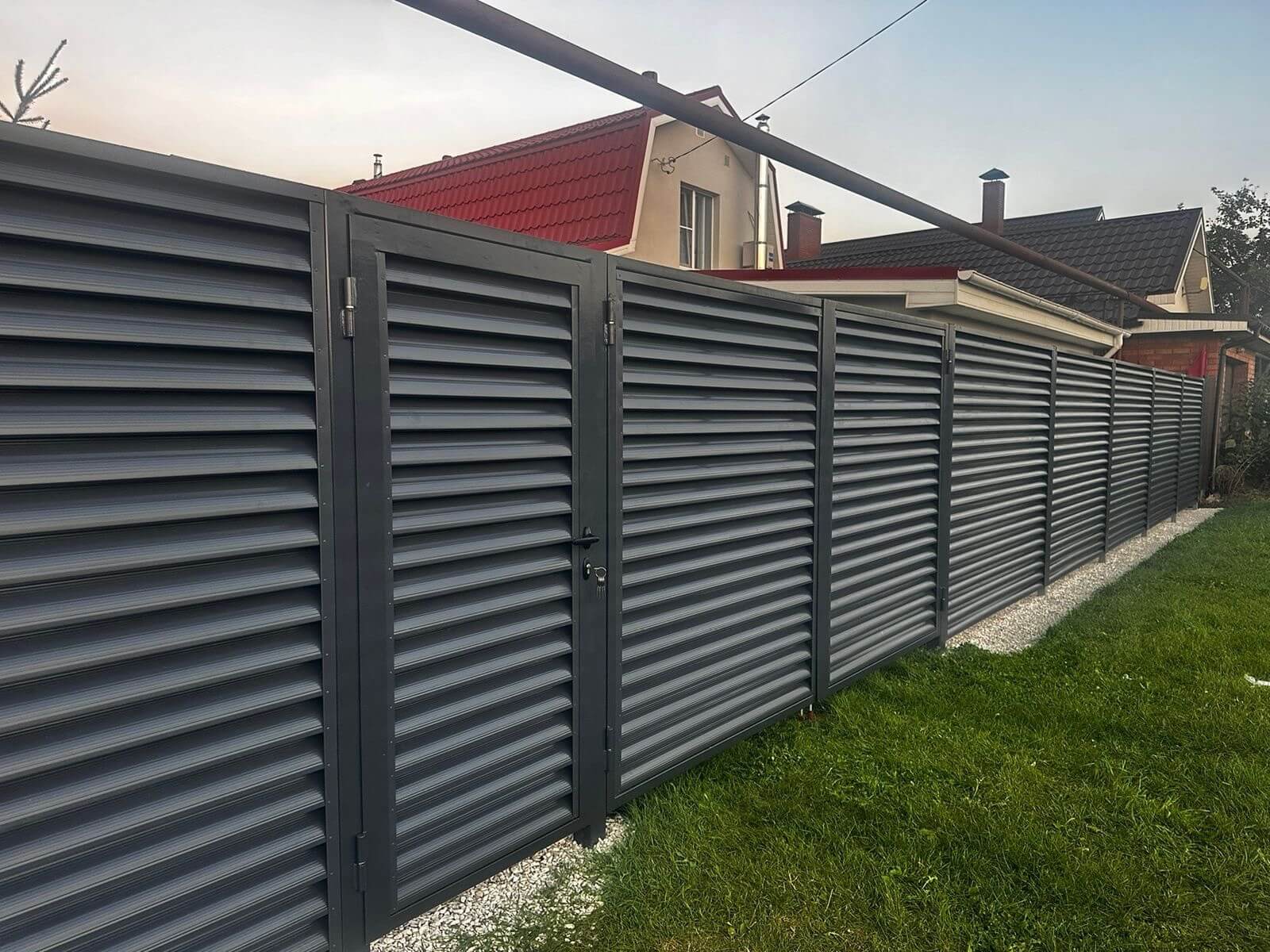 Забор из ламелей Еврожалюзи 26м RAL7024/7024 Серый Графит двусторонний фото 1 в Новосибирске