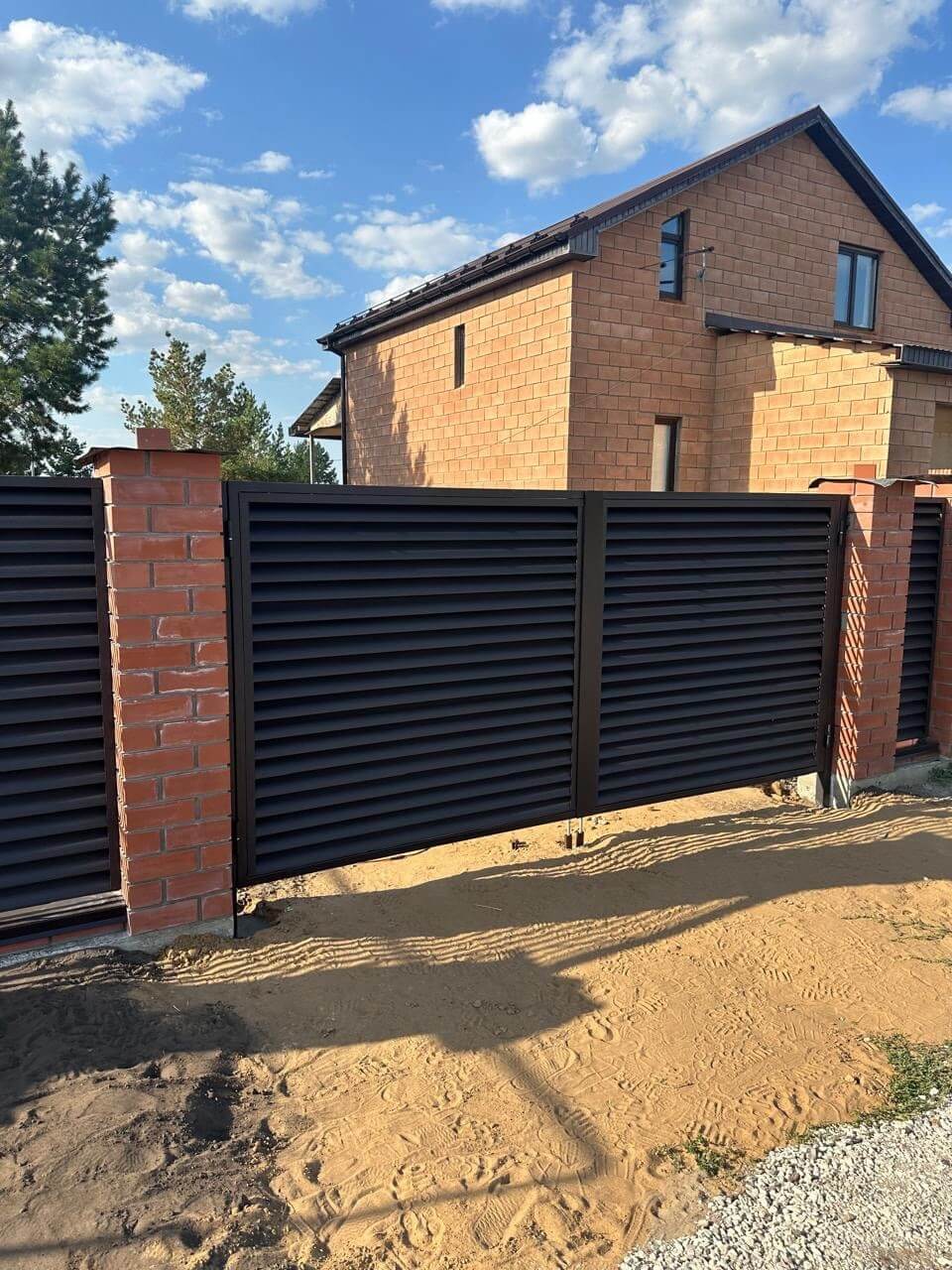 Забор-жалюзи из ламелей Еврожалюзи 38м RAL8019 Темный Шоколад МАТТЕ фото 4 в Новосибирске
