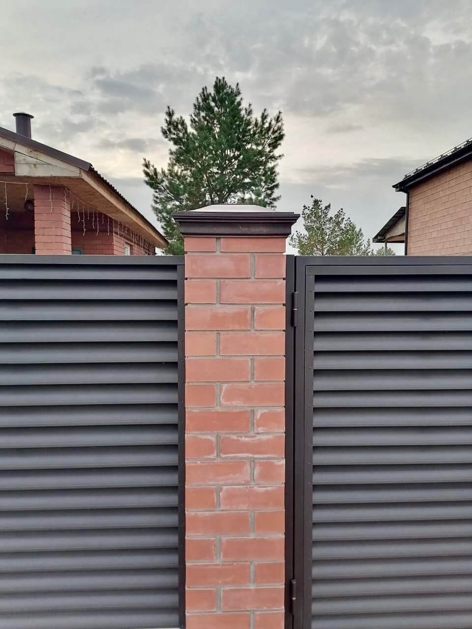 Забор-жалюзи из ламелей Еврожалюзи 38м RAL8019 Темный Шоколад МАТТЕ фото 2 в Новосибирске