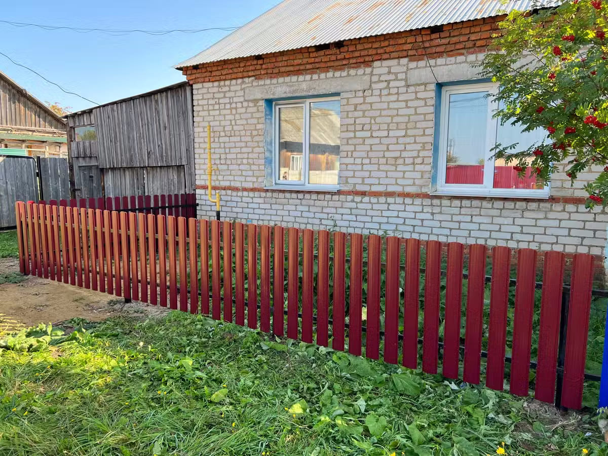 Забор из евроштакетника 9м RAL3005/3005 Красное Вино двусторонний в Новосибирске