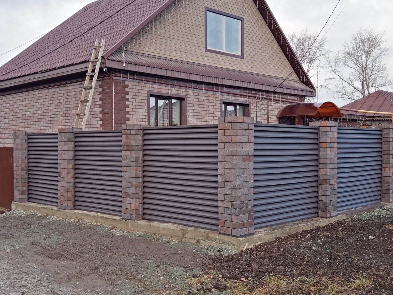 Забор-жалюзи из ламелей ЭКО-Z-US (усиленные) 30м RAL8019/8019 Темный Шоколад двусторонний МАТТЕ фото 3 в Новосибирске