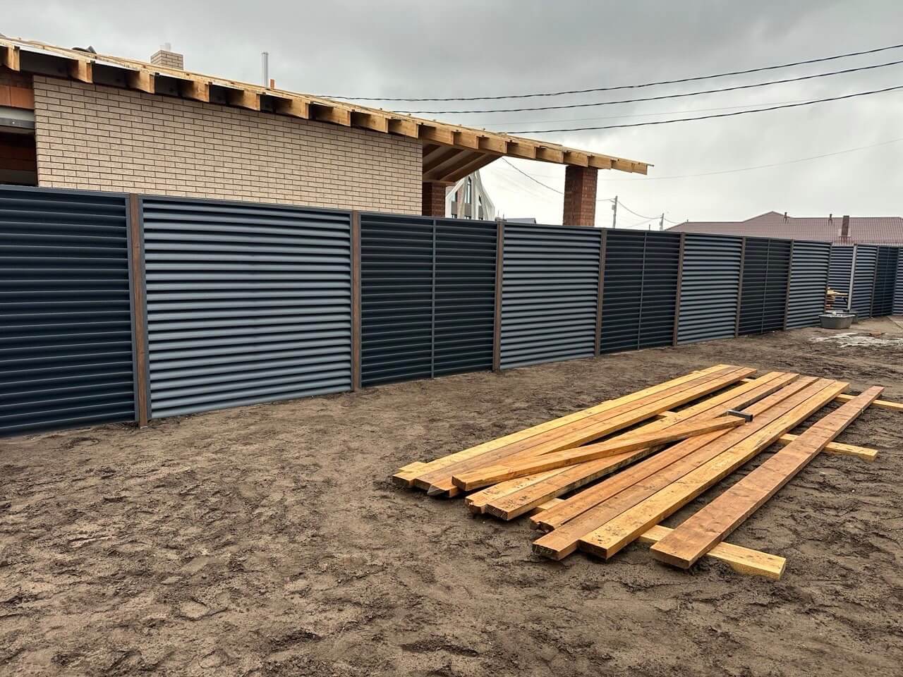 Забор из ламелей еврожалюзи 160м RAL7024/7024 Серый Графит двусторонний МАТТЕ фото 6 в Новосибирске