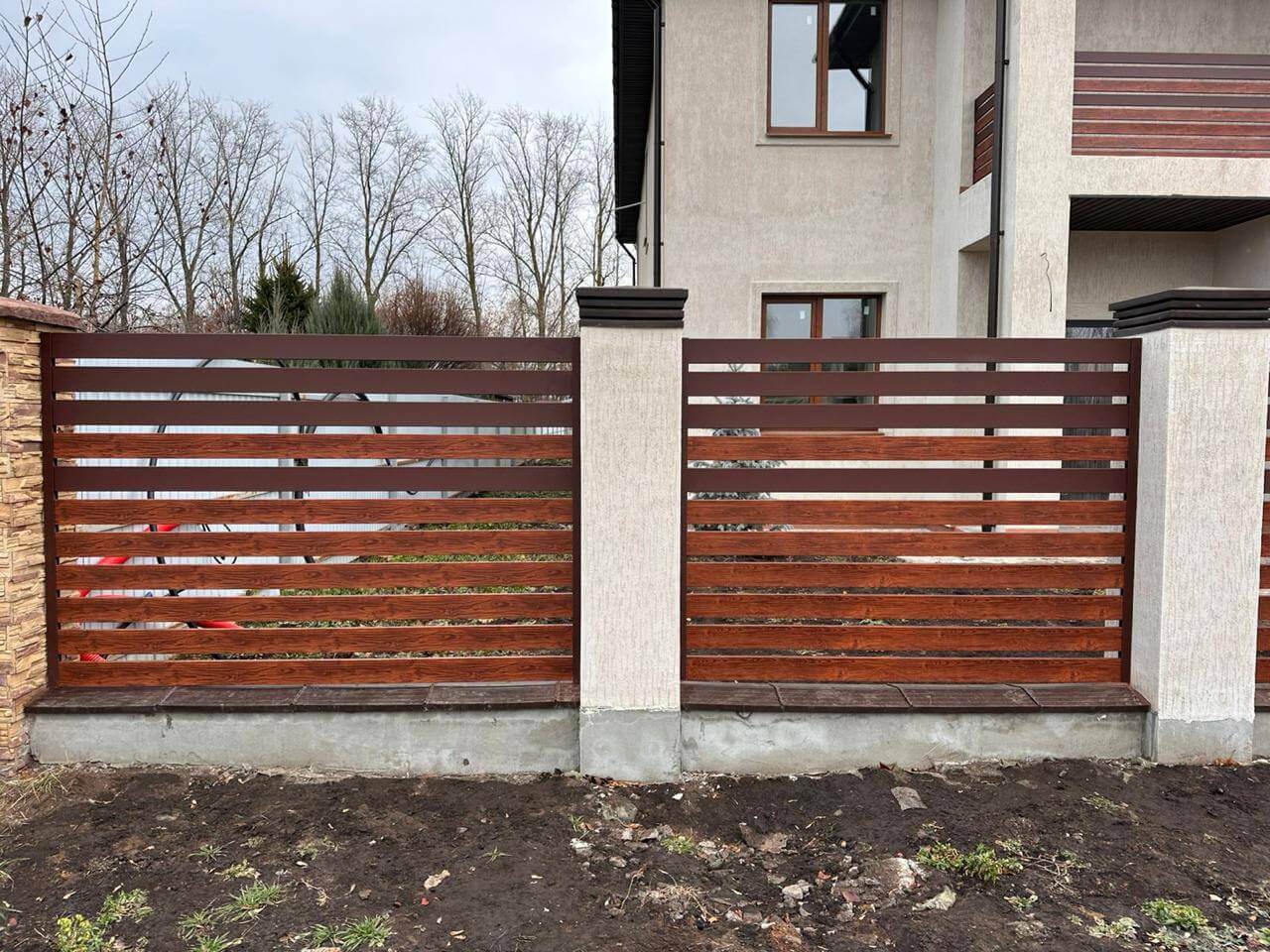 Забор-ранчо из металлопланкена 10м RAL8017 Шоколад МАТТЕ + Темное Дерево (Printech) фото 4 в Новосибирске