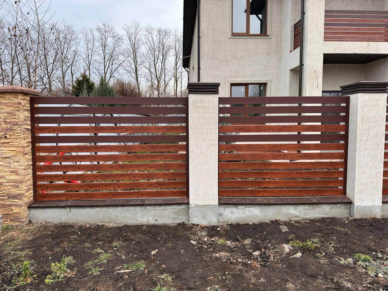 Забор-ранчо из металлопланкена 10м RAL8017 Шоколад МАТТЕ + Темное Дерево (Printech) фото 2 в Новосибирске
