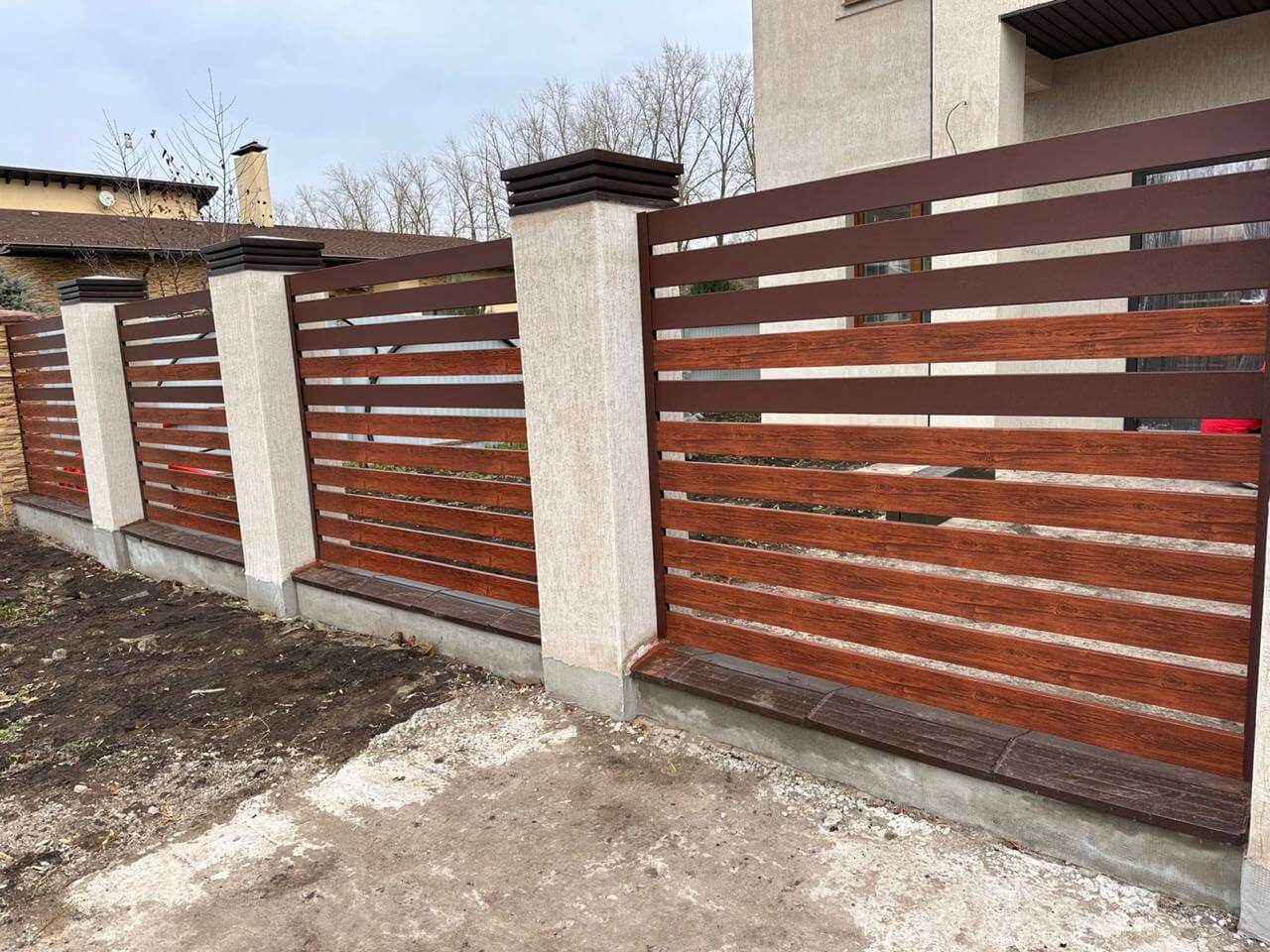 Забор-ранчо из металлопланкена 10м RAL8017 Шоколад МАТТЕ + Темное Дерево (Printech) в Новосибирске