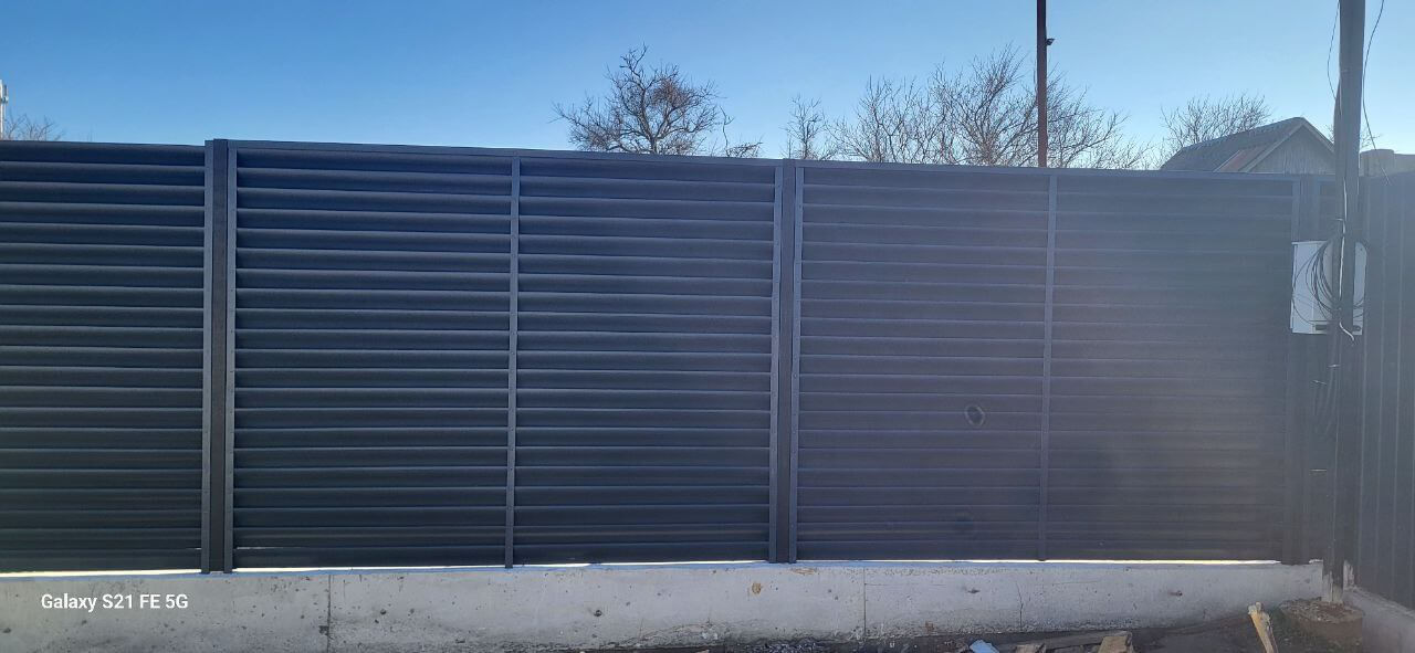 Забор из ламелей еврожалюзи 30м RAL7024/7024 Серый Графит двусторонний фото 6 в Новосибирске