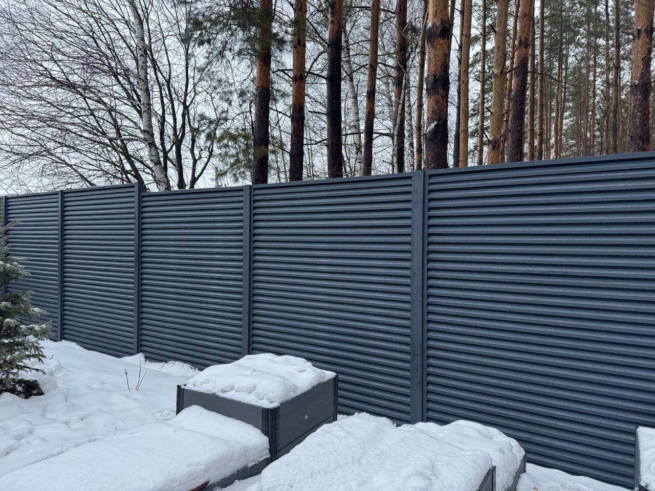 Забор-жалюзи из ламелей ЭКО-Z-US 54м RAL7024/7024 Серый Графит двусторонний МАТТЕ фото 3 в Новосибирске