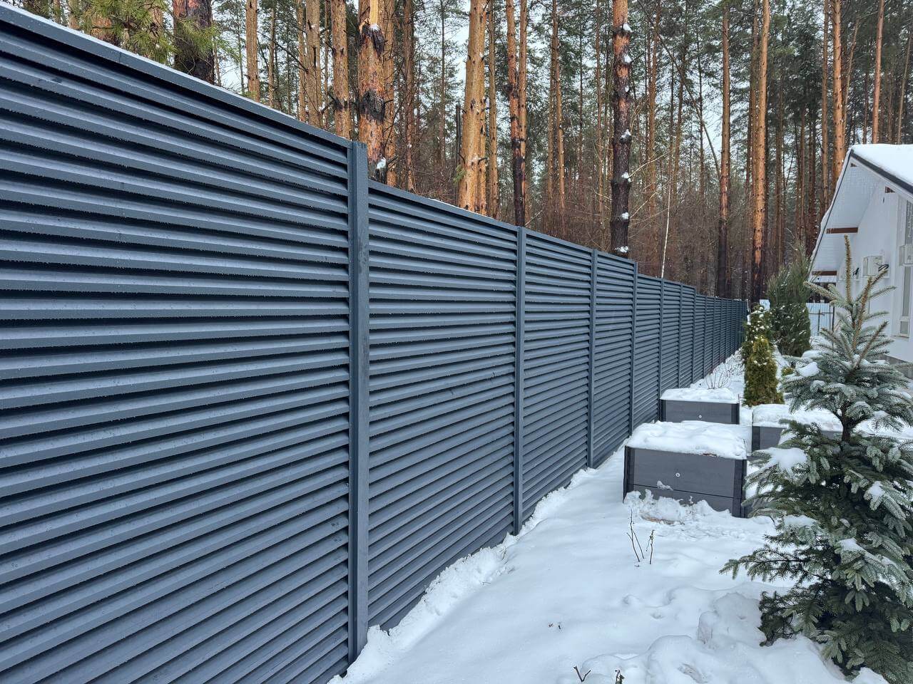 Забор-жалюзи из ламелей ЭКО-Z-US 54м RAL7024/7024 Серый Графит двусторонний МАТТЕ в Новосибирске