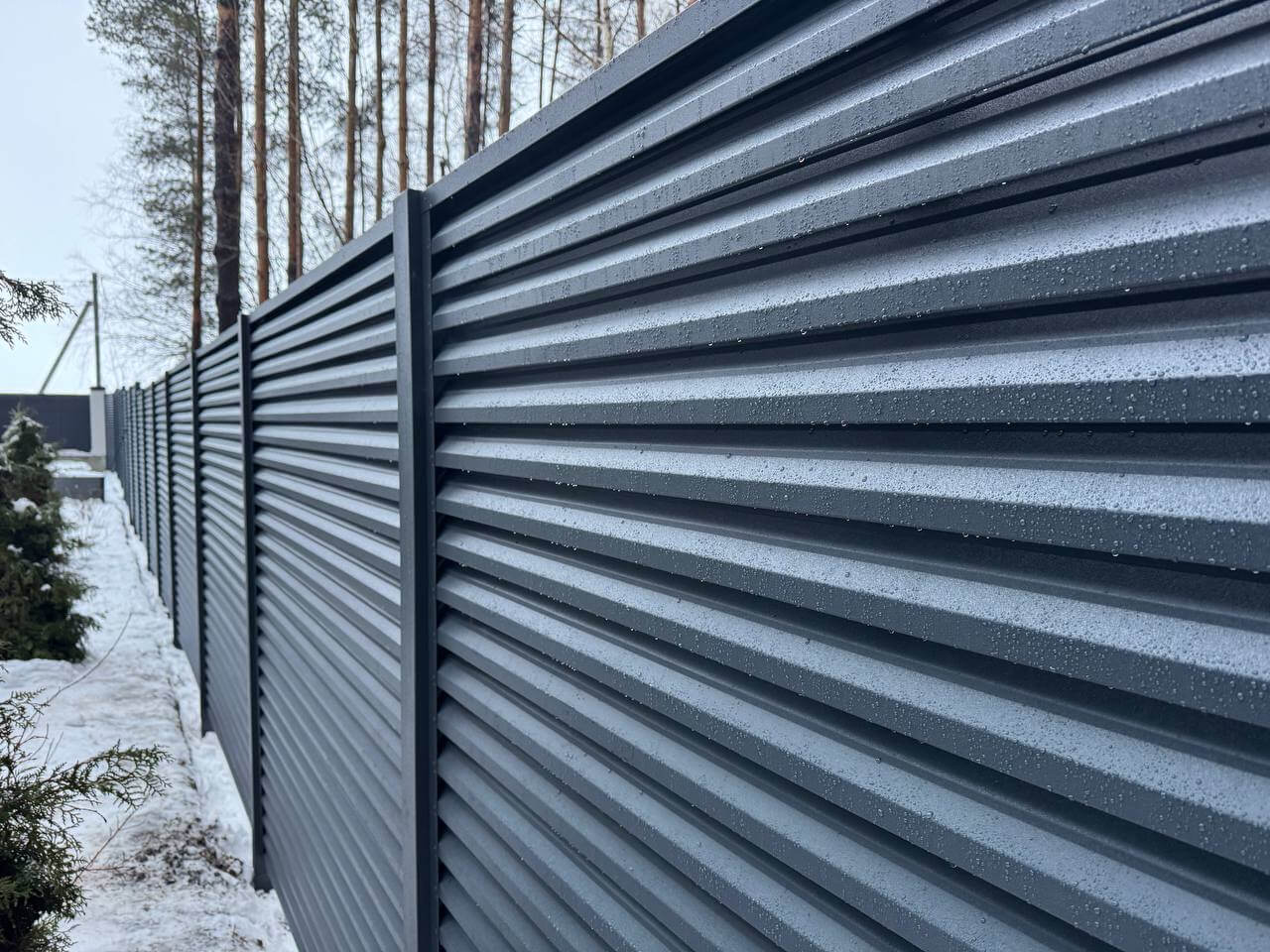 Забор-жалюзи из ламелей ЭКО-Z-US 54м RAL7024/7024 Серый Графит двусторонний МАТТЕ фото 2 в Новосибирске