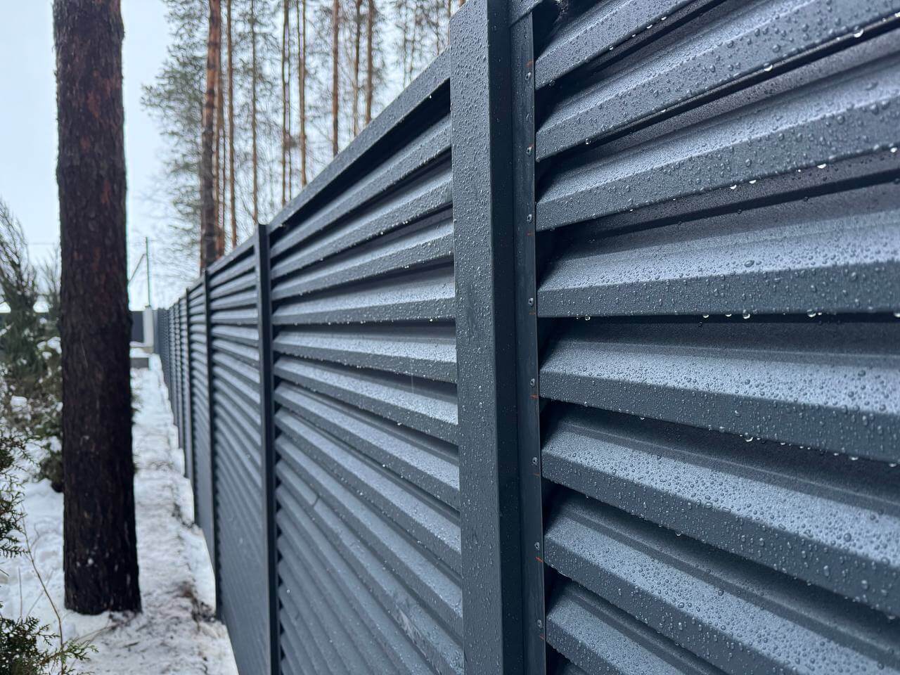 Забор-жалюзи из ламелей ЭКО-Z-US 54м RAL7024/7024 Серый Графит двусторонний МАТТЕ фото 1 в Новосибирске