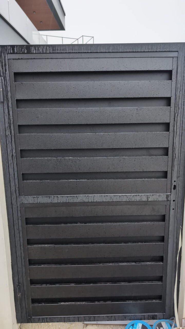 Откатные ворота с калиткой из металлопланкена RAL9005/9005 Черный двусторонний МАТТЕ фото 3 в Новосибирске