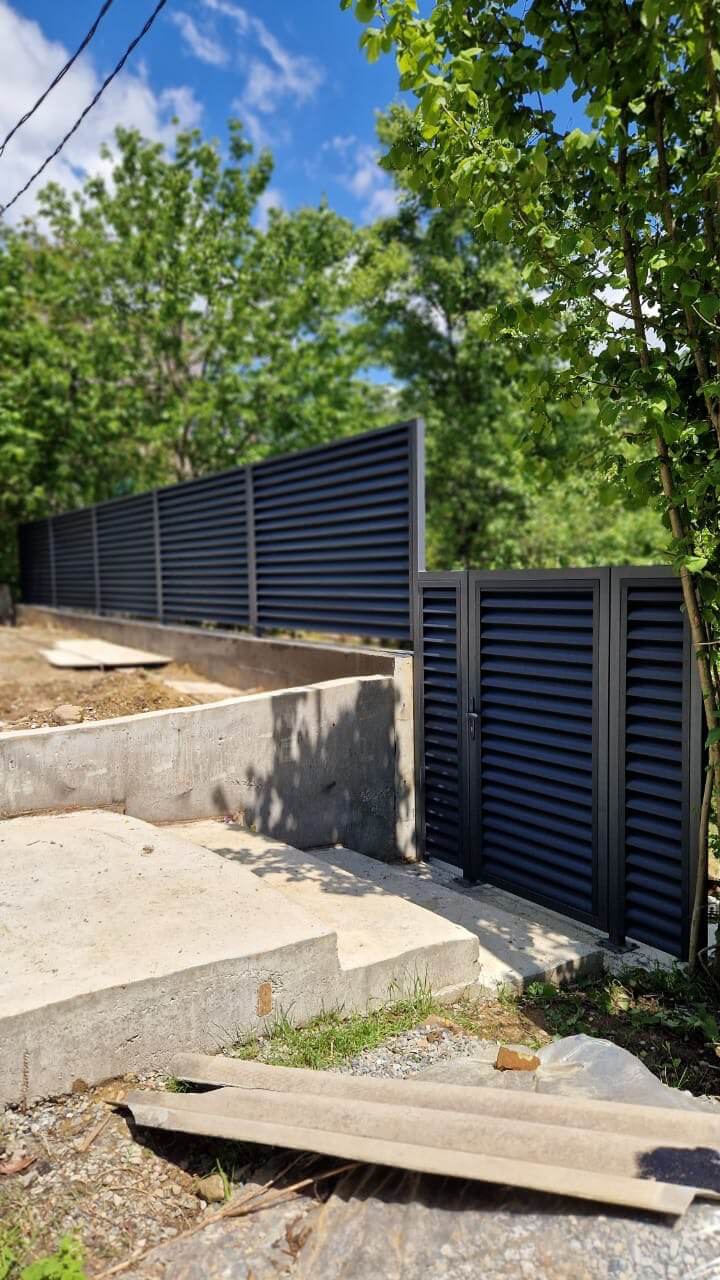 Забор-жалюзи из ламелей еврожалюзи 23м RAL7024/7024 Серый Графит двусторонний МАТТЕ фото 1 в Новосибирске