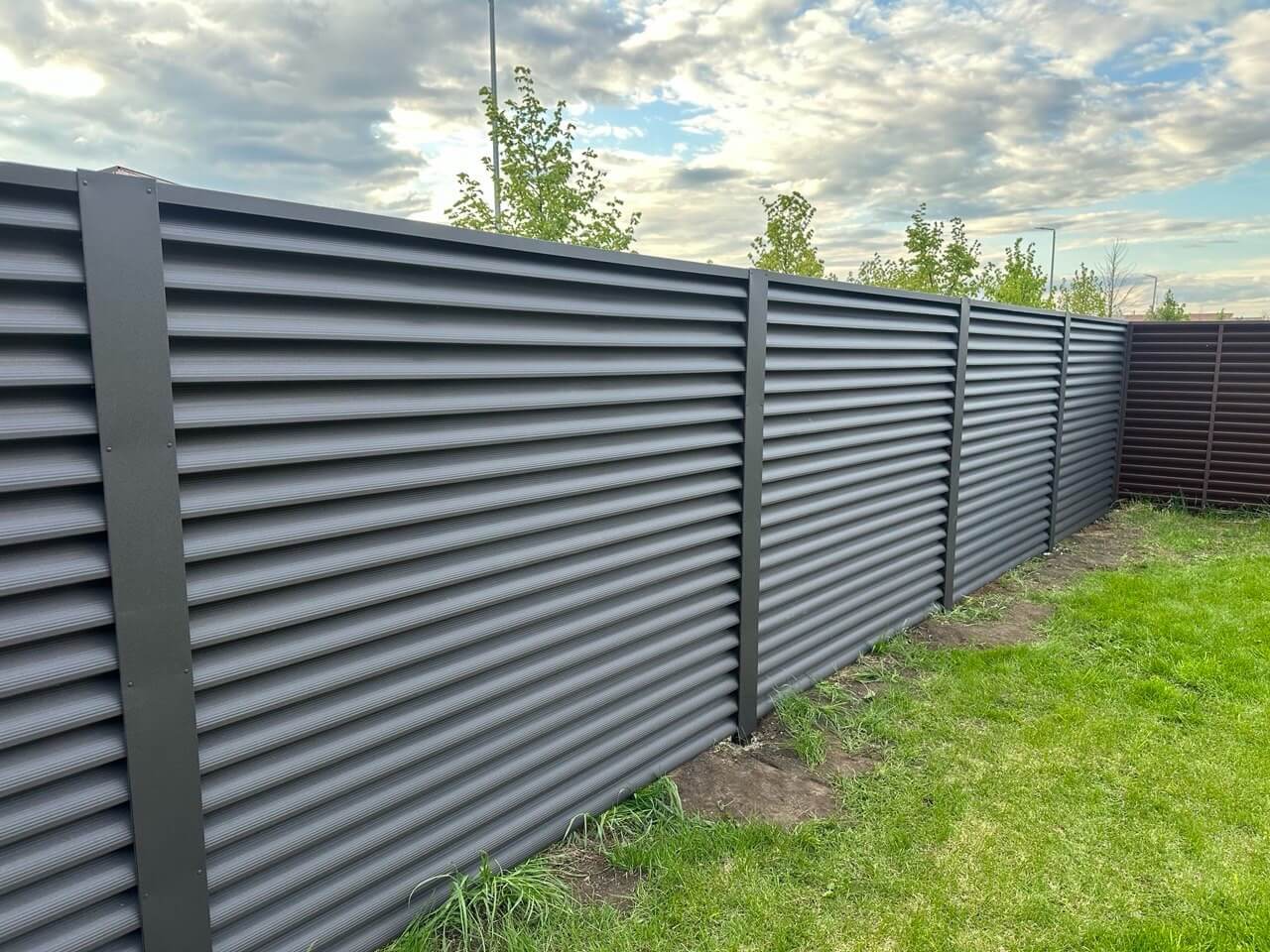 Забор из ламелей еврожалюзи 43м RAL8019/8019 Темный Шоколад двусторонний МАТТЕ фото 1 в Новосибирске