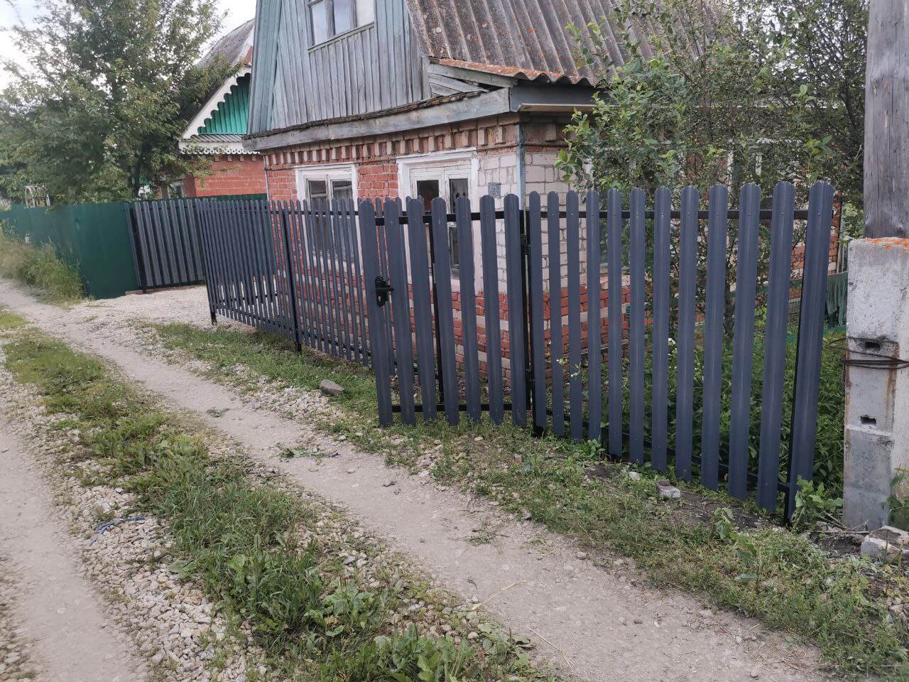 Забор из евроштакетника 7м RAL7024/7024 Серый Графит двусторонний фото 3 в Новосибирске