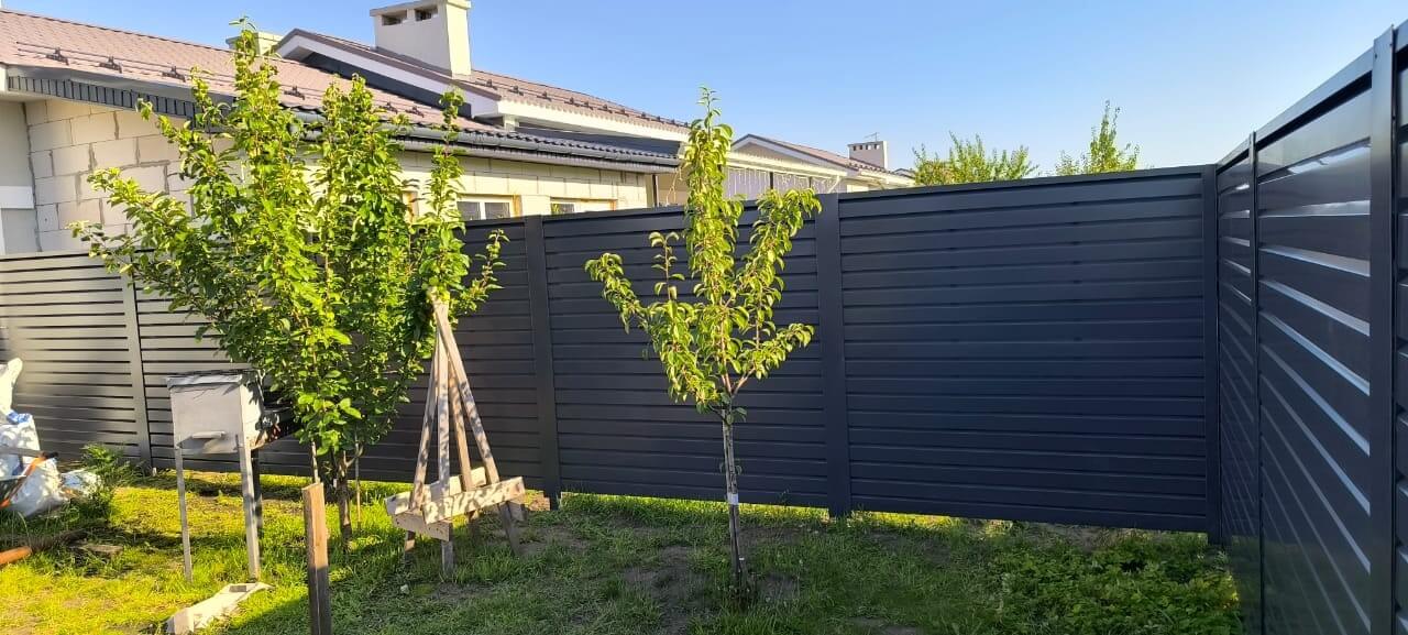 Забор-жалюзи из ламелей Хай-Тек 62м RAL7024/7024 Серый Графит двусторонний фото 4 в Новосибирске