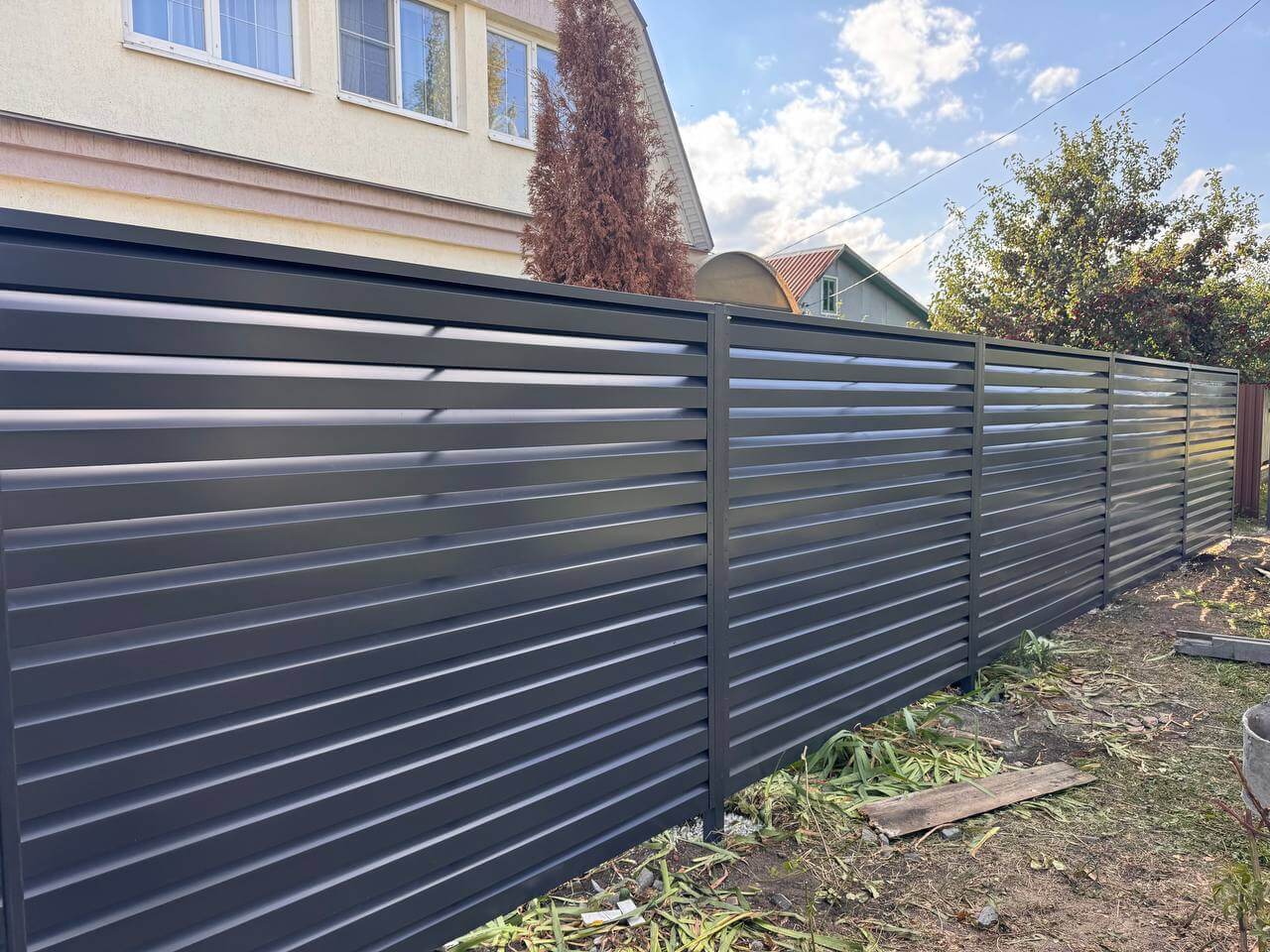 Забор-жалюзи из ламелей Хай-Тек 26м RAL7024/7024 Серый Графит двусторонний в Новосибирске