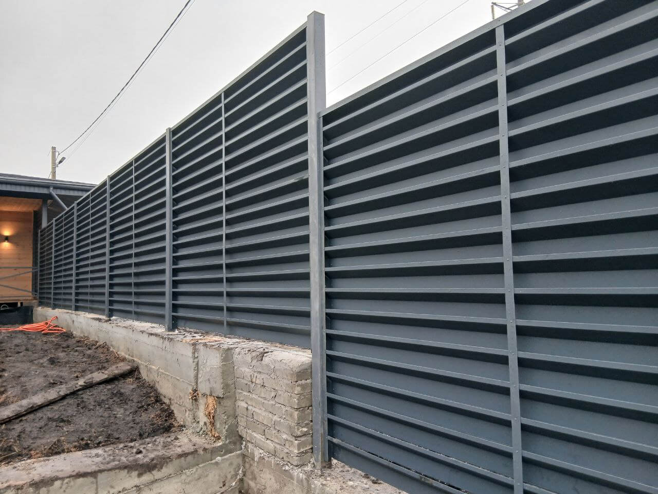 Забор-жалюзи из ламелей Хай-Тек 37м RAL7024/7024 Серый Графит двусторонний МАТТЕ фото 6 в Новосибирске