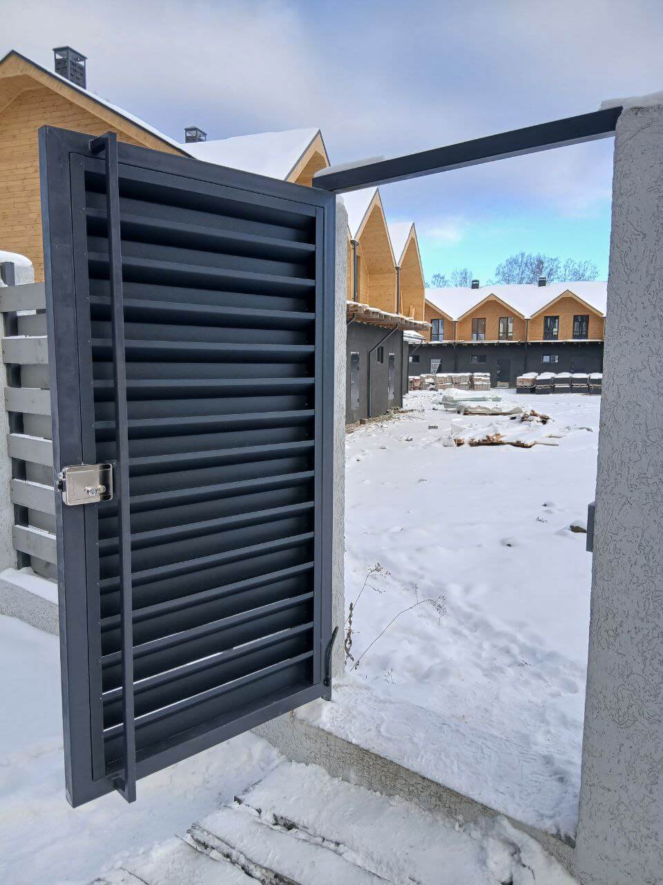 Входная группа из ламелей Хай-Тек RAL7024/7024 Серый Графит двусторонний МАТТЕ фото 21 в Новосибирске