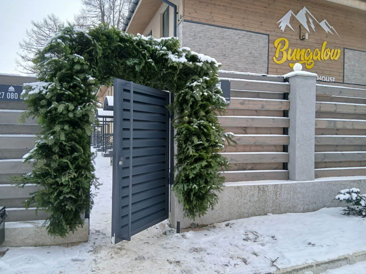 Входная группа из ламелей Хай-Тек RAL7024/7024 Серый Графит двусторонний МАТТЕ фото 15 в Новосибирске