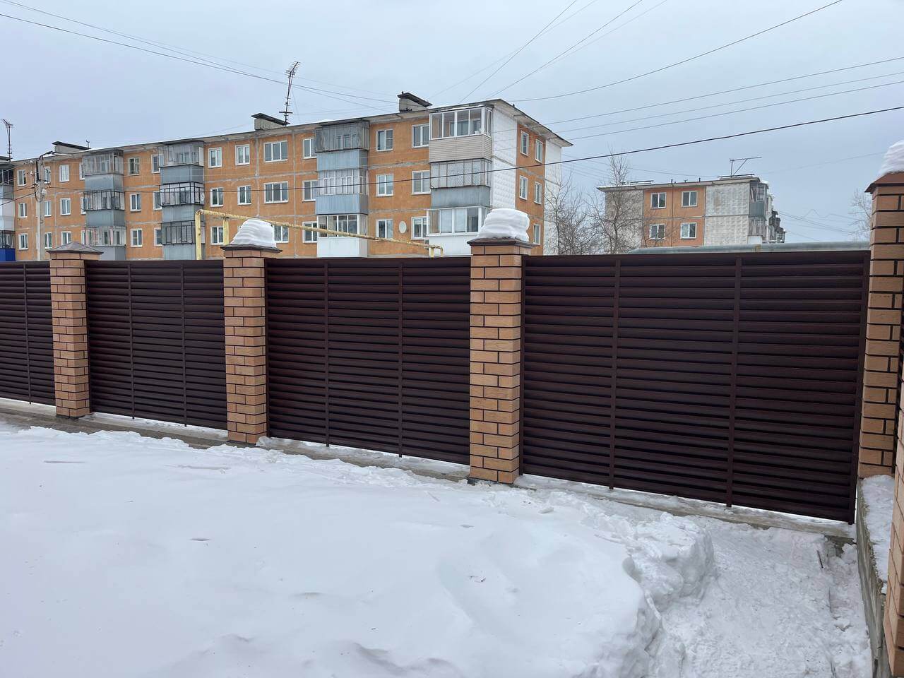 Забор-жалюзи из ламелей ЭКО-Z 87м RAL8017/8017 Шоколад двусторонний МАТТЕ фото 17 в Новосибирске