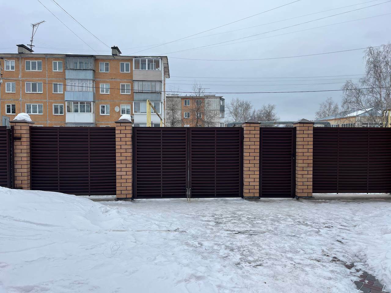 Забор-жалюзи из ламелей ЭКО-Z 87м RAL8017/8017 Шоколад двусторонний МАТТЕ фото 1 в Новосибирске