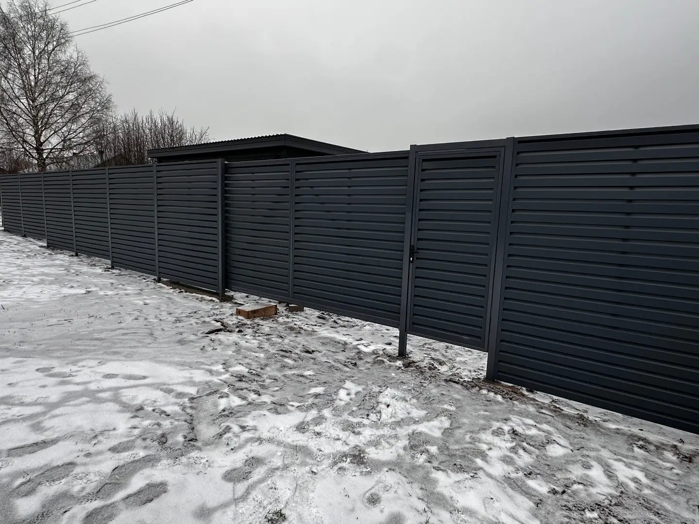 Забор-жалюзи из ламелей Хай-Тек 20м RAL7024/7024 Серый Графит двусторонний МАТТЕ фото 4 в Новосибирске