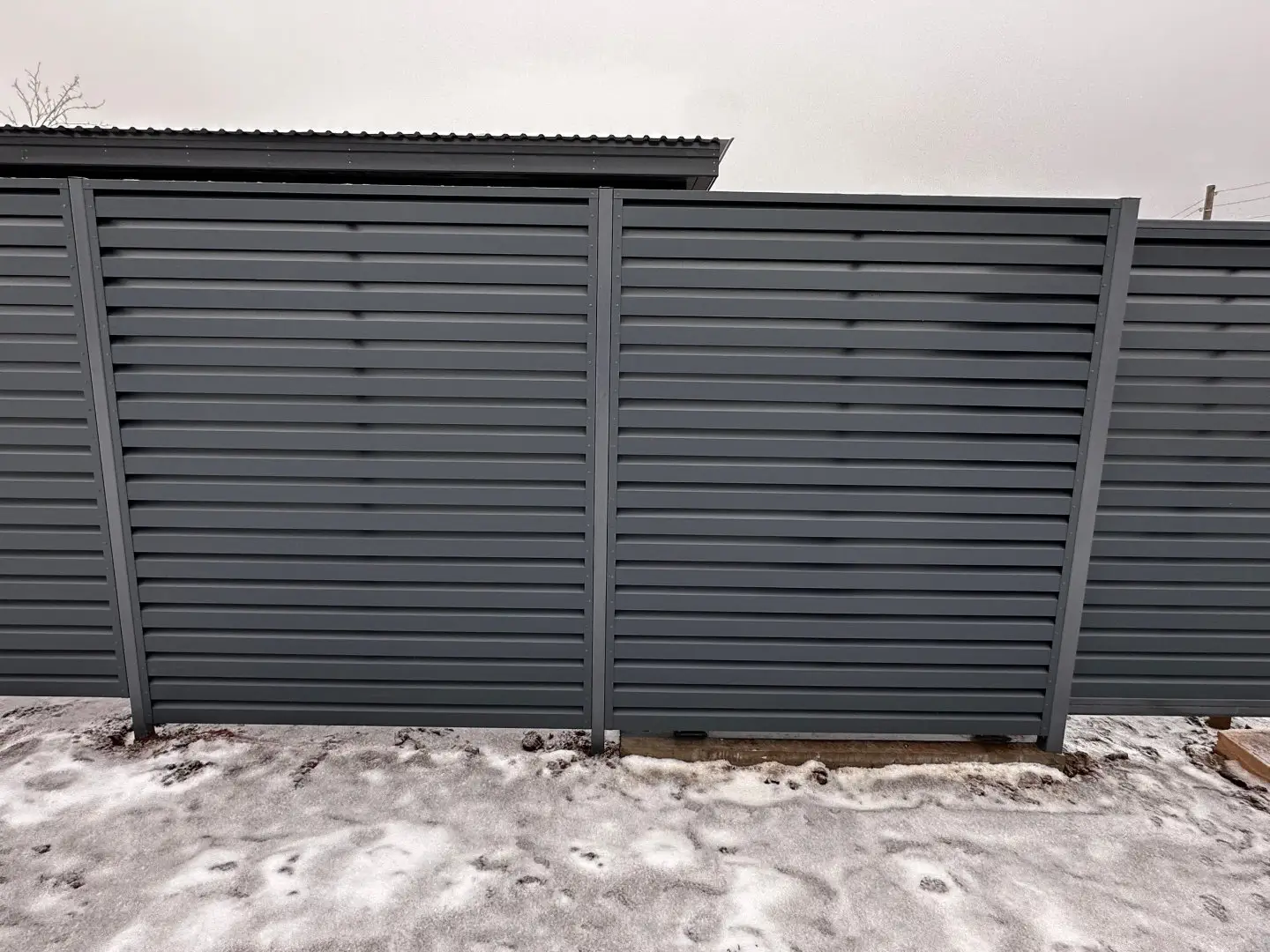 Забор-жалюзи из ламелей Хай-Тек 20м RAL7024/7024 Серый Графит двусторонний МАТТЕ фото 2 в Новосибирске