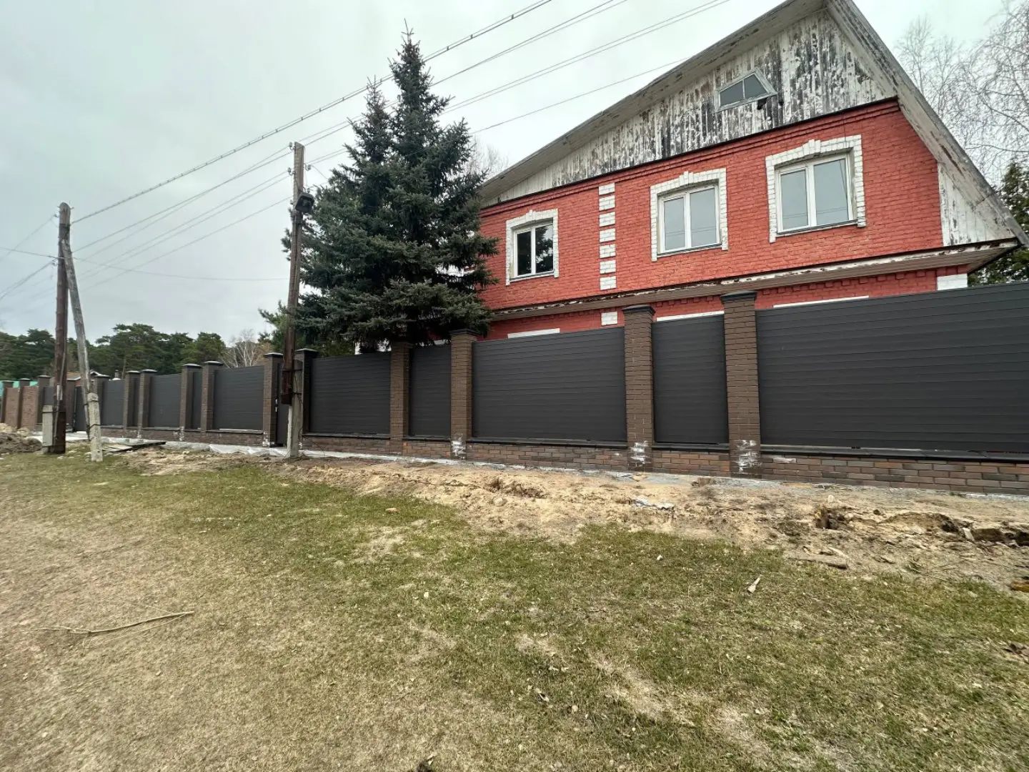 Забор-ранчо из металлического планкена 28м RAL8019 Темный Шоколад МАТТЕ фото 2 в Новосибирске
