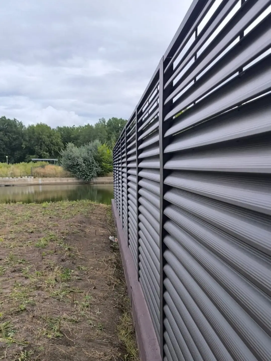 Забор-жалюзи из ламелей еврожалюзи 86м RAL8019/8019 Темный Шоколад двусторонний МАТТЕ фото 7 в Новосибирске
