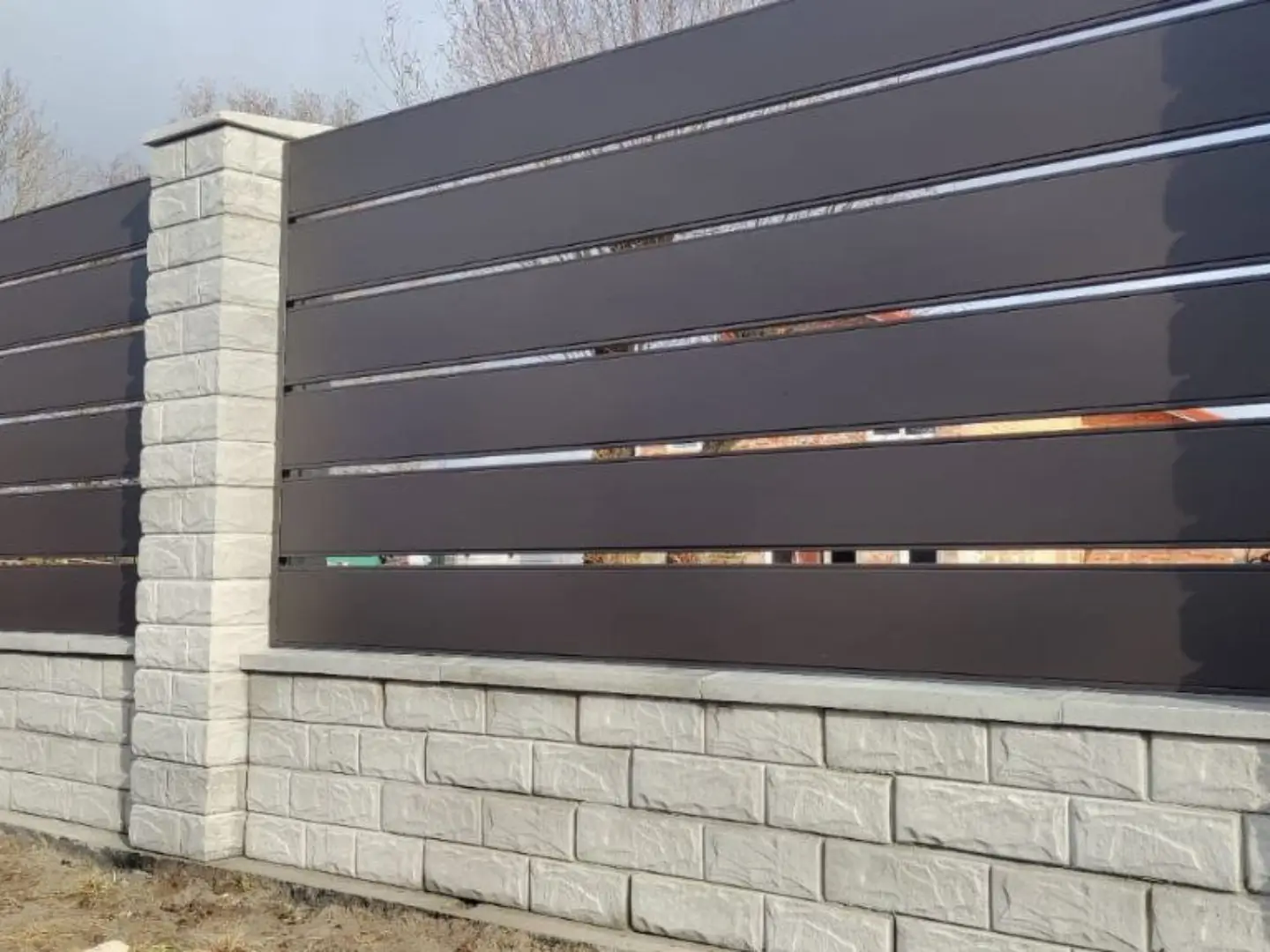 Забор-ранчо из металлопланкена 32м RAL8019 Темный Шоколад МАТТЕ фото 3 в Новосибирске