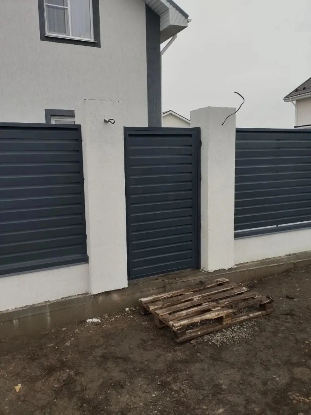 Забор-жалюзи из ламелей Хай-Тек 12м RAL7024 Серый Графит МАТТЕ фото 1 в Новосибирске