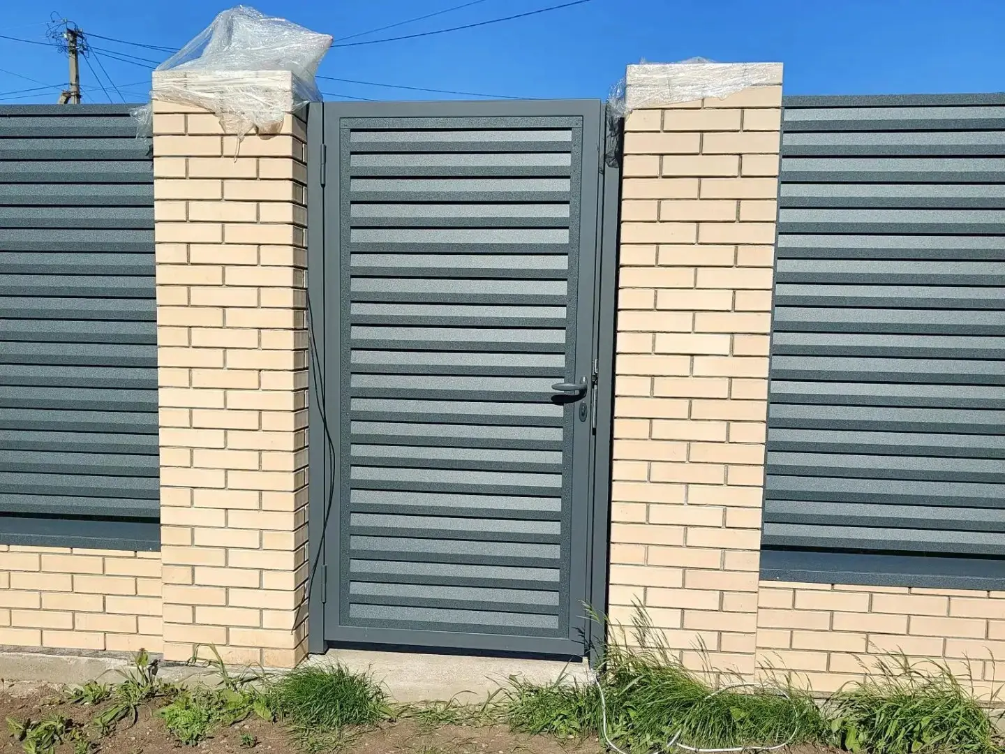 Забор-жалюзи из ламелей Реснички 16м RAL7024 Серый Графит Стальной Бархат фото 2 в Новосибирске