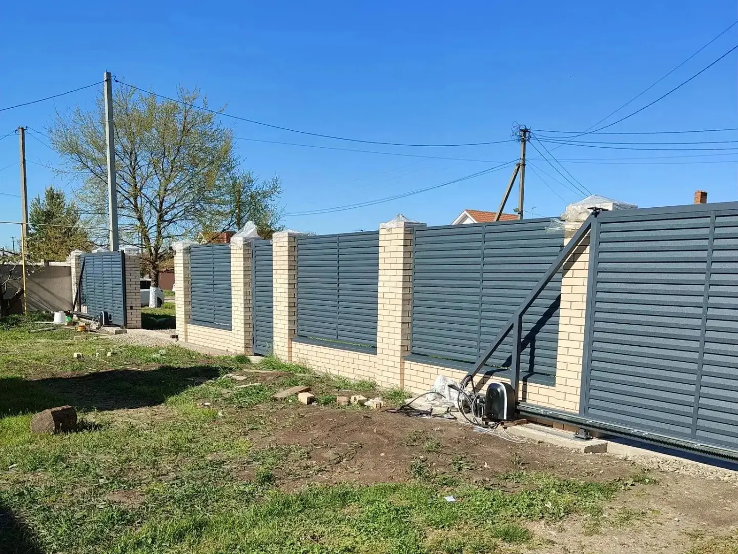 Забор-жалюзи из ламелей Реснички 16м RAL7024 Серый Графит Стальной Бархат фото 1 в Новосибирске